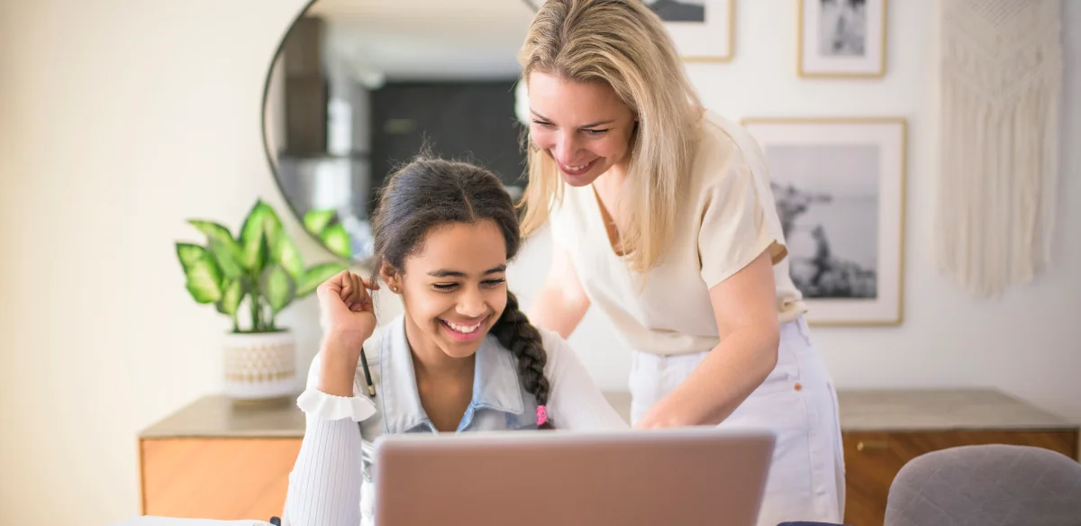mom with girl looking the computer